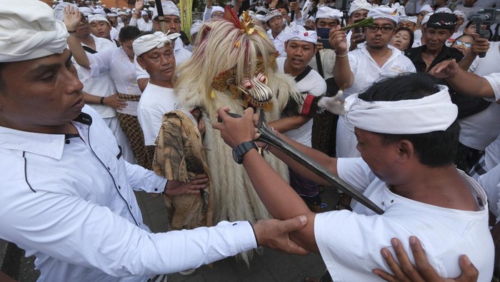 Umat Hindu mengikuti Tradisi Ngerebong di Pura Agung Petilan Pengerebongan, Desa Kesiman, Denpasar, Bali, Minggu (22/1/2023). Tradisi yang diwarnai kesurupan massal tersebut merupakan upacara penyucian alam untuk menetralisir kekuatan negatif sekaligus menciptakan keharmonisan. ANTARA FOTO/Nyoman Hendra Wibowo/rwa.