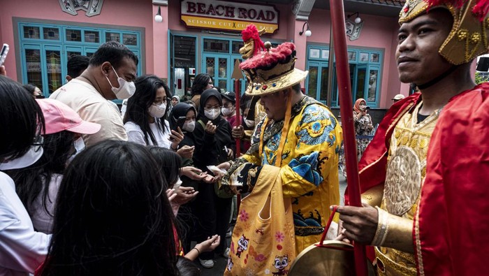 Menghabiskan Libur Panjang Imlek di Pantjoran PIK Warga berada di kawasan Pantjoran Pantai Indah Kapuk (PIK), Jakarta, Minggu (22/1/2023). Bertepatan dengan libur perayaan Tahun Baru Imlek 2574 Kongzili, kawasan kuliner bernuansa Tionghoa tersebut ramai dikunjungi warga untuk berkumpul bersama keluarganya. ANTARA FOTO/Aprillio Akbar/rwa.