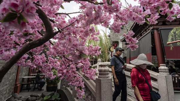 Wisatawan juga bisa berfoto di beberapa spot instagramable, misalnya gapura bergaya Tiongkok hingga pagoda dewi Kwan Im. 