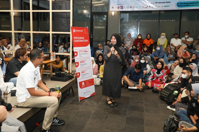 Menteri Pariwisata dan Ekonomi Kreatif (Menparekraf) Sandiaga Uno menghadiri Beasiswa Pelatihan Content Creator dan Photography yang digelar Sandination di Bandung, Jawa Barat.