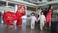 Wisatawan mancanegara asal China juga disambut tarian barongsai. Hal ini bertepatan dengan perayaan Tahun Baru Imlek. AP/Firdia Lisnawati