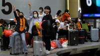 Sebanyak 210 orang penumpang asal Shenzhen, China tiba di Pulau Dewata dengan menumpang penerbangan carter maskapai Lion Air JT2648 yang menjadi penerbangan perdana dari China ke Bali sejak Pemerintah China mengizinkan warganya untuk kembali bepergian ke luar negeri. Antara Foto/Fikri Yusuf