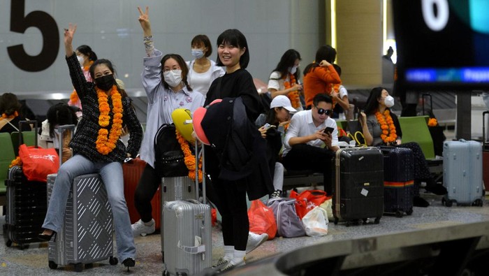 Momen Kedatangan Perdana Turis China ke Bali Wisatawan mancanegara asal China tiba di Terminal Internasional Bandara Internasional I Gusti Ngurah Rai, Badung, Bali, Minggu (22/1/2023). Sebanyak 210 orang penumpang asal Shenzhen, China tiba di Pulau Dewata dengan menumpang penerbangan carter maskapai Lion Air JT2648 yang menjadi penerbangan perdana dari China ke Bali sejak Pemerintah China mengizinkan warganya untuk kembali bepergian ke luar negeri. ANTARA FOTO/Fikri Yusuf/aww.