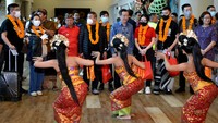 Wisatawan mancanegara asal China disambut tarian tradisional Bali di Terminal Internasional Bandara Internasional I Gusti Ngurah Rai, Badung, Bali, Minggu (22/1/2023). Antara Foto/Fikri Yusuf 