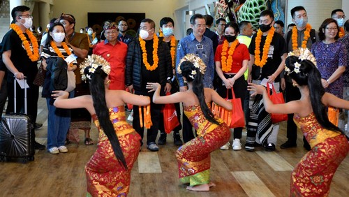Wisatawan mancanegara asal China tiba di Terminal Internasional Bandara Internasional I Gusti Ngurah Rai, Badung, Bali, Minggu (22/1/2023). Sebanyak 210 orang penumpang asal Shenzhen, China tiba di Pulau Dewata dengan menumpang penerbangan carter maskapai Lion Air JT2648 yang menjadi penerbangan perdana dari China ke Bali sejak Pemerintah China mengizinkan warganya untuk kembali bepergian ke luar negeri. ANTARA FOTO/Fikri Yusuf/aww.