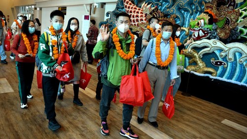 Wisatawan mancanegara asal China tiba di Terminal Internasional Bandara Internasional I Gusti Ngurah Rai, Badung, Bali, Minggu (22/1/2023). Sebanyak 210 orang penumpang asal Shenzhen, China tiba di Pulau Dewata dengan menumpang penerbangan carter maskapai Lion Air JT2648 yang menjadi penerbangan perdana dari China ke Bali sejak Pemerintah China mengizinkan warganya untuk kembali bepergian ke luar negeri. ANTARA FOTO/Fikri Yusuf/aww.