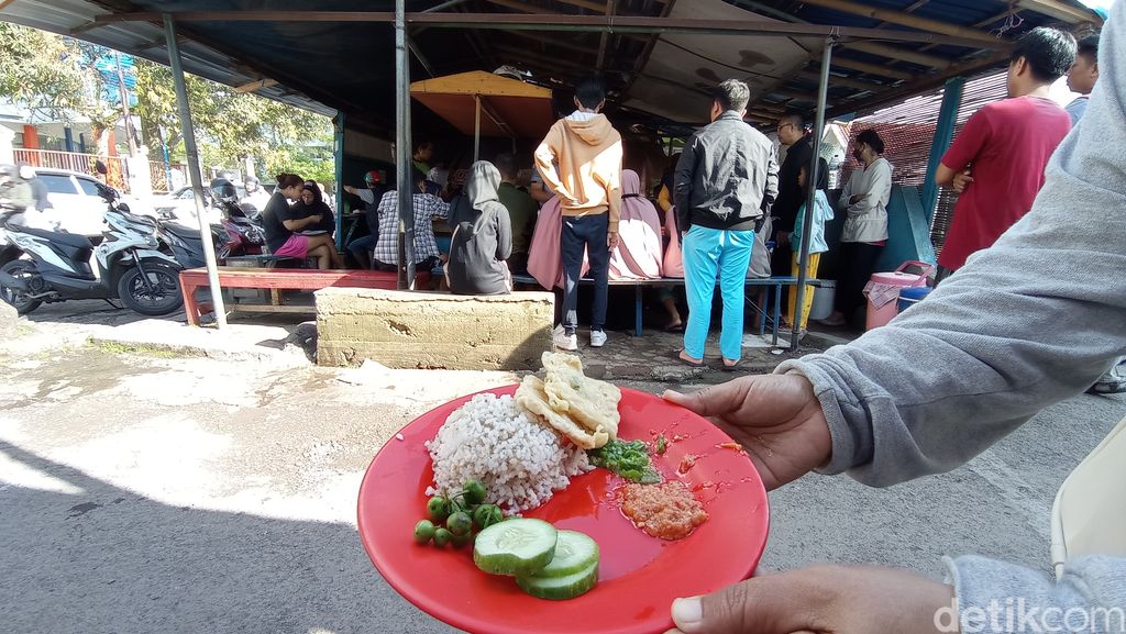 Nasi Tutug Oncom di Benhil Tasikmalaya untuk rekomendasi sarapan.