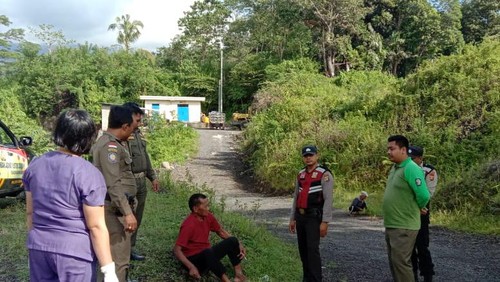 Satpol PP Karangasem saat mengamankan IKPN (baju merah) ODGJ yang sempat ngamuk bawa sajam di wilayah Umanyar, Desa Ababi, Karangasem Minggu (22/1/2023).