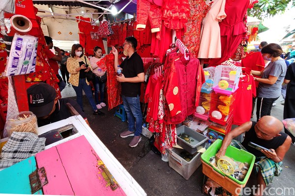Bagi kamu yang ingin berwisata ke glodok sembari membeli aksesoris unik khas imlek, mengunjungi Pasar Petak Sembilan bisa menjadi pilihan tepat. Terdapat berbagai aksesoris imlek, alat peribadatan, hingga makanan khas masyarakat etnis Tionghoa. Foto: Ari Saputra/detikcom Bagi kamu yang ingin berwisata ke glodok sembari membeli aksesoris unik khas imlek, mengunjungi Pasar Petak Sembilan bisa menjadi pilihan tepat. Terdapat berbagai aksesoris imlek, alat peribadatan, hingga makanan khas masyarakat etnis Tionghoa. Foto: Ari Saputra/detikcom