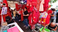 Bagi kamu yang ingin berwisata ke glodok sembari membeli aksesoris unik khas imlek, mengunjungi Pasar Petak Sembilan bisa menjadi pilihan tepat. Terdapat berbagai aksesoris imlek, alat peribadatan, hingga makanan khas masyarakat etnis Tionghoa. Foto: Ari Saputra/detikcom