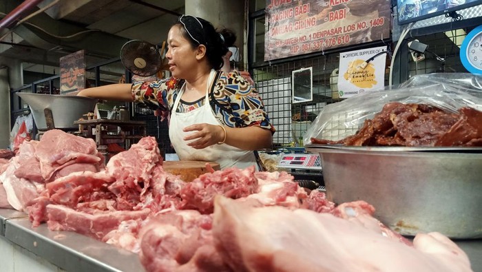 Pedagang daging babi di Pasar Badung, Bali, Ketut Nonik (50), Minggu (22/1/2023).