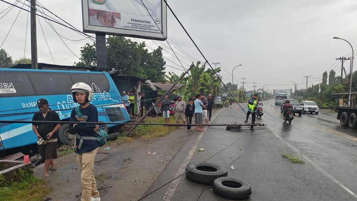 Penampakan Bus Damri yang tabrak rumah warga dan bengkel karena hilang kendali