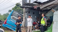 Kanit Gakkum Satlantas Polresta Deli Serdang, Iptu Khairil Anwar, menjelaskan bus yang dikemudikan oleh Juara Bani Siregar itu melaju dari arah Tebing Tinggi menuju Medan oleng ketika melewati kendaraan yang ada di depannya. (Foto: Dok. Polresta Deli Serdang)