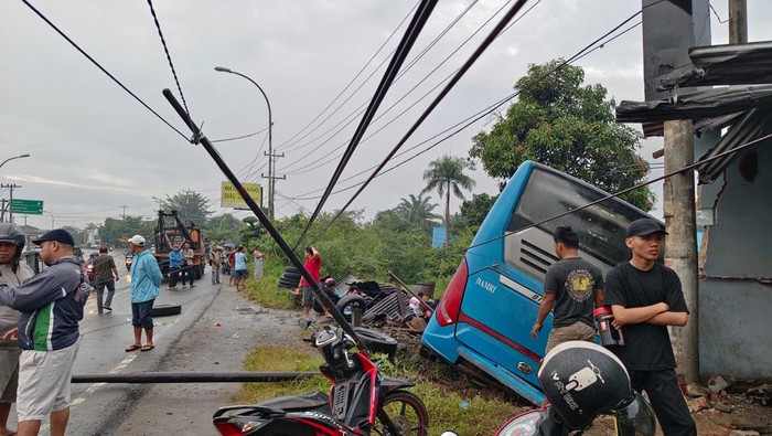 Penampakan Bus Damri yang tabrak rumah warga dan bengkel karena hilang kendali