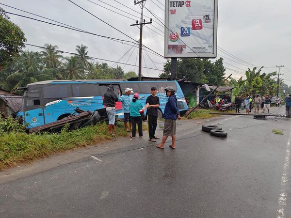 Penampakan Damri yang Hancurkan Rumah-Bengkel Warga di Deli Serdang