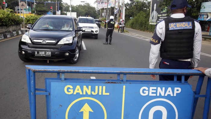 Sejumlah kendaraan wisatawan melintas di Jalan Raya Puncak, Megamendung, Kabupaten Bogor, Jawa Barat, Minggu (22/1/2023). Menurut Sat Lantas Polres Bogor volume kendaraan yang menuju kawasan wisata Puncak pada libur Tahun Baru Imlek mengalami peningkatan kurang lebih 25 persen dibandingkan dengan libur akhir pekan biasanya dan polisi memberlakukan rekayasa lalu lintas sistem satu arah (one way) untuk mengurai kepadatan kendaraan. ANTARA FOTO/Yulius Satria Wijaya/aww.