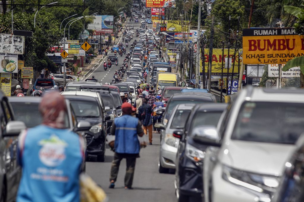 Sejumlah kendaraan wisatawan melintas di Jalan Raya Puncak, Megamendung, Kabupaten Bogor, Jawa Barat, Minggu (22/1/2023). Menurut Sat Lantas Polres Bogor volume kendaraan yang menuju kawasan wisata Puncak pada libur Tahun Baru Imlek mengalami peningkatan kurang lebih 25 persen dibandingkan dengan libur akhir pekan biasanya dan polisi memberlakukan rekayasa lalu lintas sistem satu arah (one way) untuk mengurai kepadatan kendaraan. ANTARA FOTO/Yulius Satria Wijaya/aww.