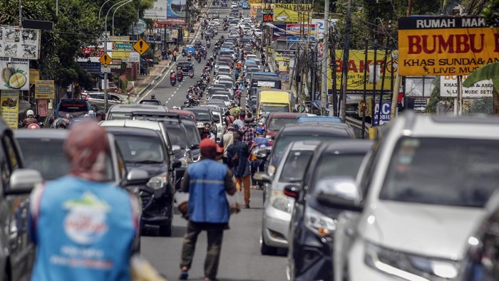 Sejumlah kendaraan wisatawan melintas di Jalan Raya Puncak, Megamendung, Kabupaten Bogor, Jawa Barat, Minggu (22/1/2023). Menurut Sat Lantas Polres Bogor volume kendaraan yang menuju kawasan wisata Puncak pada libur Tahun Baru Imlek mengalami peningkatan kurang lebih 25 persen dibandingkan dengan libur akhir pekan biasanya dan polisi memberlakukan rekayasa lalu lintas sistem satu arah (one way) untuk mengurai kepadatan kendaraan. ANTARA FOTO/Yulius Satria Wijaya/aww.