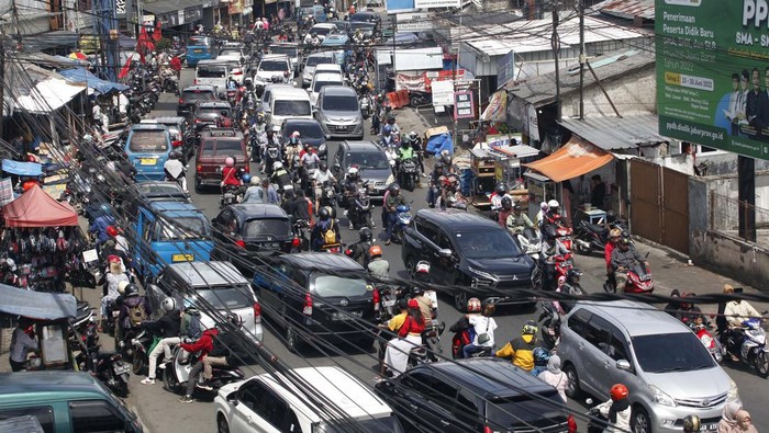 Penampakan Padatnya Jalur Wisata Puncak Saat Libur Imlek Sejumlah kendaraan wisatawan melintas di Jalan Raya Puncak, Megamendung, Kabupaten Bogor, Jawa Barat, Minggu (22/1/2023). Menurut Sat Lantas Polres Bogor volume kendaraan yang menuju kawasan wisata Puncak pada libur Tahun Baru Imlek mengalami peningkatan kurang lebih 25 persen dibandingkan dengan libur akhir pekan biasanya dan polisi memberlakukan rekayasa lalu lintas sistem satu arah (one way) untuk mengurai kepadatan kendaraan. ANTARA FOTO/Yulius Satria Wijaya/aww.
