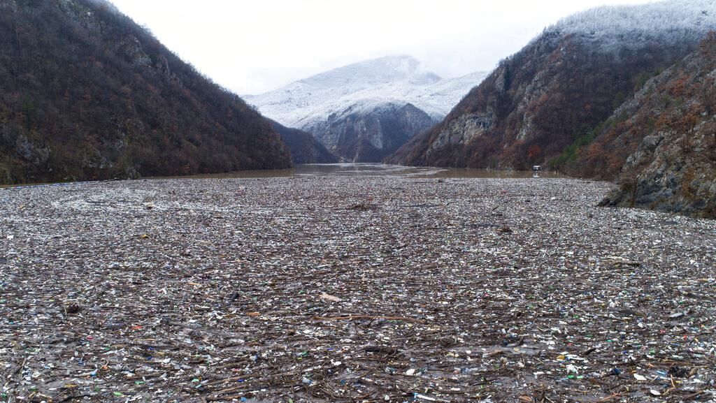 Penampakan Pulau Sampah di Sungai Drina Bosnia