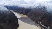 Pemandangan udara dari sampah yang mengapung di sungai Drina dekat Visegrad, Bosnia, Jumat (20/1/2023). Berton-ton sampah yang dibuang di tempat pembuangan sampah di tepi sungai yang tidak diatur dengan baik atau langsung ke sungai di tiga negara Balkan Barat akhirnya terakumulasi selama musim air tinggi di musim dingin dan musim semi, di balik penghalang sampah di Sungai Drina di timur Bosnia.
