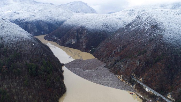 Penampakan ‘Pulau Sampah’ di Sungai Drina Bosnia Aerial view of waste floating in the Drina river near Visegrad, Bosnia, Friday, Jan. 20, 2023. Tons of waste dumped in poorly regulated riverside landfills or directly into the rivers across three Western Balkan countries end up accumulating during high water season in winter and spring, behind a trash barrier in the Drina River in eastern Bosnia. (AP Photo/Armin Durgut)