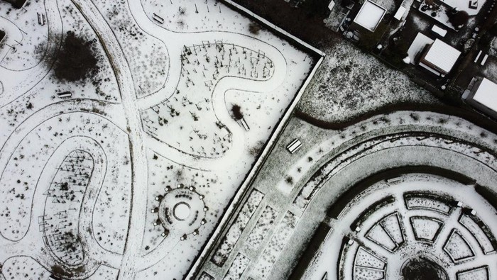 Penampakan Taman Mawar di Belgia Berselimut Salju Snow covers the Coloma Rose Garden that consists of the red-white garden, the Flemish garden, the old rose garden and the international garden, in Sint-Pieters-Leeuw, Belgium January 20, 2023. REUTERS/Yves Herman