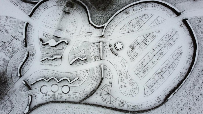 Penampakan Taman Mawar di Belgia Berselimut Salju Snow covers the Coloma Rose Garden that consists of the red-white garden, the Flemish garden, the old rose garden and the international garden, in Sint-Pieters-Leeuw, Belgium January 20, 2023. REUTERS/Yves Herman