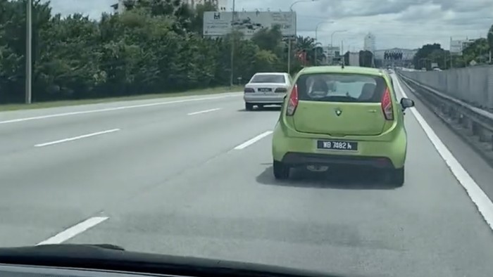 Pengendara lane hogger di tol