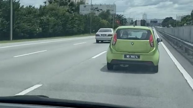 Pengendara lane hogger di tol