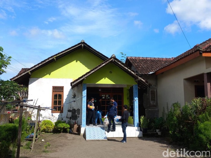 Penggeledahan rumah terkait terduga teroris di Pandowoharjo, Sleman, Minggu (22/1/2023).
