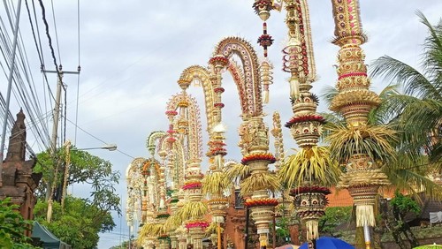 Penjor kreasi yang dipasang di sekitar kawasan Desa Adat Kesiman, Denpasar, Bali, Minggu (22/1/2023).