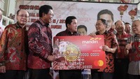 Menteri BUMN Erick Thohir (tengah) bersama Direktur Utama Bank Mandiri Darmawan Junaidi (dua kiri) menyerahkan kartu kredit Bank Mandiri edisi Fengshui kepada Ketua Umum Perhimpunan Indonesia Tionghoa (INTI) Teddy Sugianto (kanan) dan Iwan Mahatirta Dewan Kehormatan Perhimpunan INTI (kiri) di sela Festival Imlek 2574 Petak Enam dan peresmian kawasan Petak Enam, Jakarta, Minggu (22/1/2023).