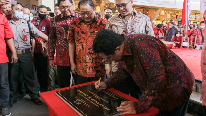 Penyerahan Kartu Kredit Edisi Fengshui di Petak Enam Penyerahan Kartu Kredit Edisi Fengshui di Petak Enam