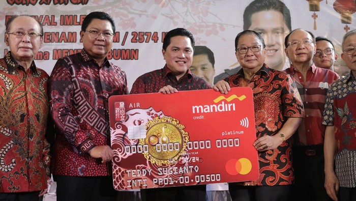 Penyerahan Kartu Kredit Edisi Fengshui di Petak Enam Penyerahan Kartu Kredit Edisi Fengshui di Petak Enam
