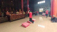 Seorang warga tampak khusyuk memanjatkan doa di vihara. Foto: Nuranda Indrajaya/detikBali