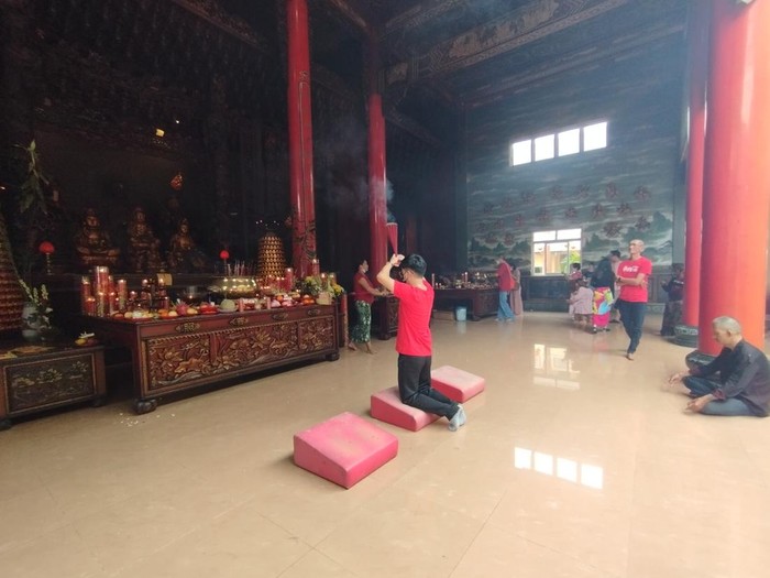 Perayaan Imlek di Vihara Satya Dharma, Benoa, Denpasar, Bali, Minggu (22/1/2023). Seorang warga tampak khusyuk memanjatkan doa di vihara.