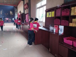 Petugas vihara sedang mempersiapkan dupa yang digunakan dalam prosesi peribadatan. Foto: Nuranda Indrajaya/detikBali