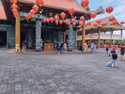 Tak hanya beribadah, warga juga memanfaatkan momen di vihara untuk berswafoto. Foto: Nuranda Indrajaya/detikBali