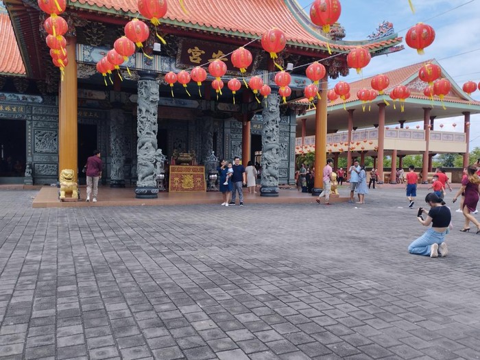 Perayaan Imlek di Vihara Satya Dharma, Benoa, Denpasar, Bali, Minggu (22/1/2023).