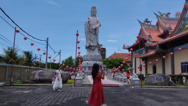 Perayaan Imlek di Vihara Satya Dharma, Benoa, Denpasar, Bali, Minggu (22/1/2023).