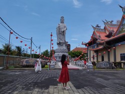 Patung Dewi Guan Yin Phu Sa di kompleks Vihara Satya Dharma. Foto: Nuranda Indrajaya/detikBali
