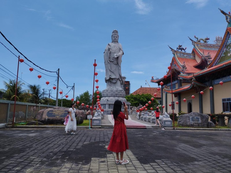 Perayaan Imlek di Vihara Satya Dharma, Benoa, Denpasar, Bali, Minggu (22/1/2023).