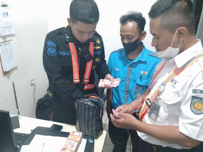 Petugas kebersihan Stasiun Tugu menemukan uang puluhan juta dalam tas milik penumpang, Sabtu (21/1/2023).