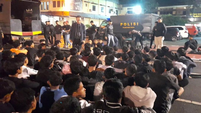 Polisi saat mengamankan 80 pelajar yang akan tawuran saat malam tahun baru Imlek. (Dok. Polrestabes Medan)