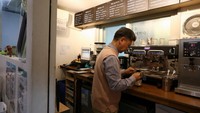 Pelanggan yang membeli minuman dari kafe dapat beristirahat di kursi pijat besar di dalam toko tempat mereka dapat bersantai hingga satu jam. 