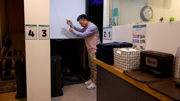 Pemilik kafe, Ma Seung-duk, bekerja di kafe penyembuhan untuk tidur di Seoul, Korea Selatan, Jumat (12/1/2023).  
