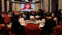 Orang-orang berkumpul nampak menikmati makan malam Tahun Baru Imlek yang kini tanpa pembatasan, karena beberapa waktu lalu otoritas China telah melonggarkan aturan terkait COVID-19.  