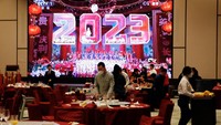 Bukan hanya makan malam, tapi jutaan warga China bepergian ke seluruh negeri untuk merayakan Imlek.  