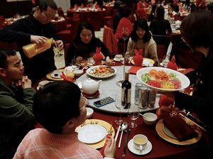 Potret Makan Malam Tahun Baru Imlek di Beijing Tanpa Pembatasan COVID